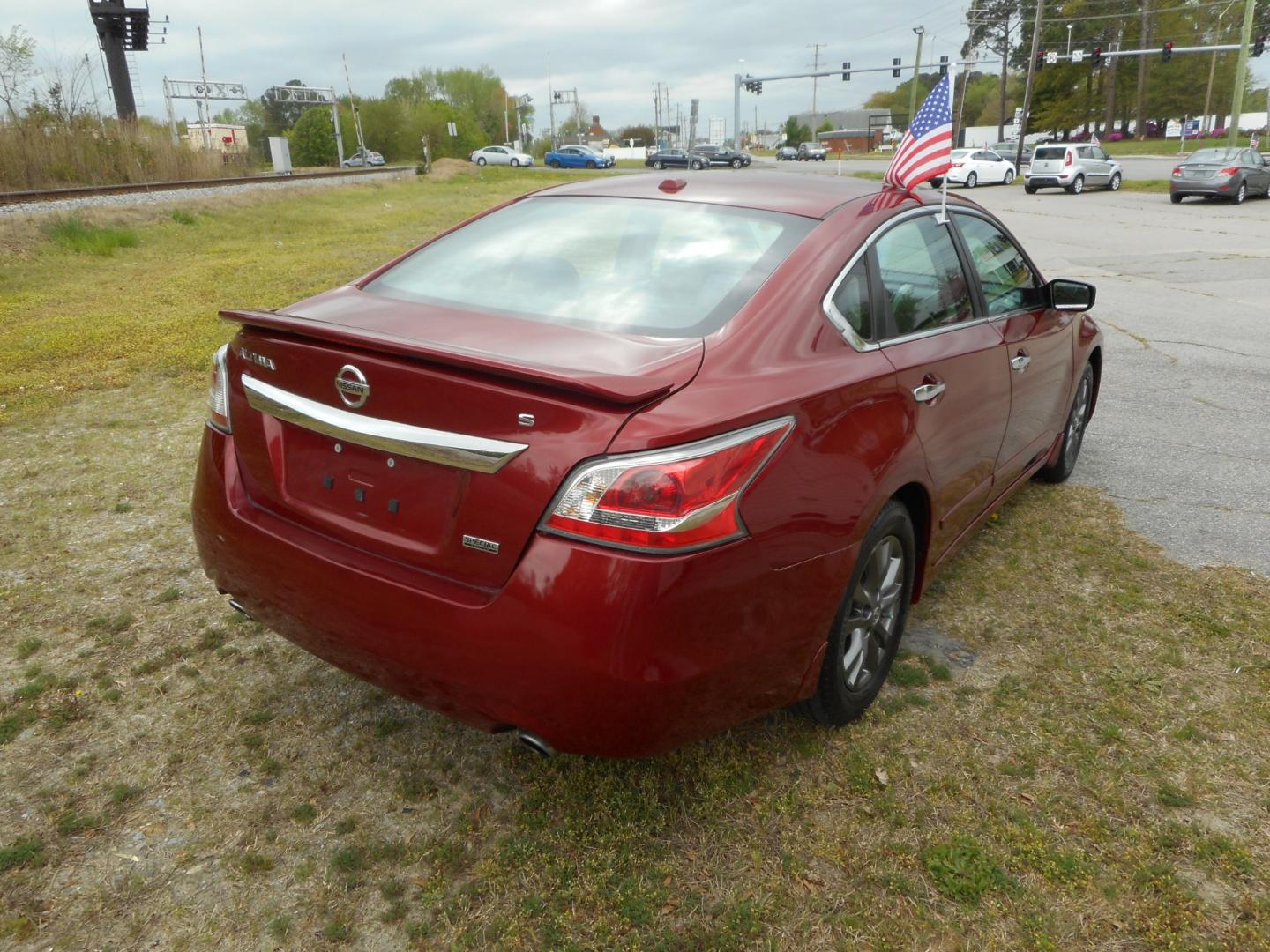 2015 Red Nissan Altima 2.5 S (1N4AL3AP4FC) with an 2.5L L4 DOHC 16V engine, Continuously Variable Transmission transmission, located at 2553 Airline Blvd, Portsmouth, VA, 23701, (757) 488-8331, 36.813889, -76.357597 - Down Payment: $1499 Weekly Payment: $110 APR: 23.9% Repayment Terms: 42 Months ***CALL ELIZABETH SMITH - DIRECTOR OF MARKETING @ 757-488-8331 TO SCHEDULE YOUR APPOINTMENT TODAY AND GET PRE-APPROVED RIGHT OVER THE PHONE*** - Photo#5